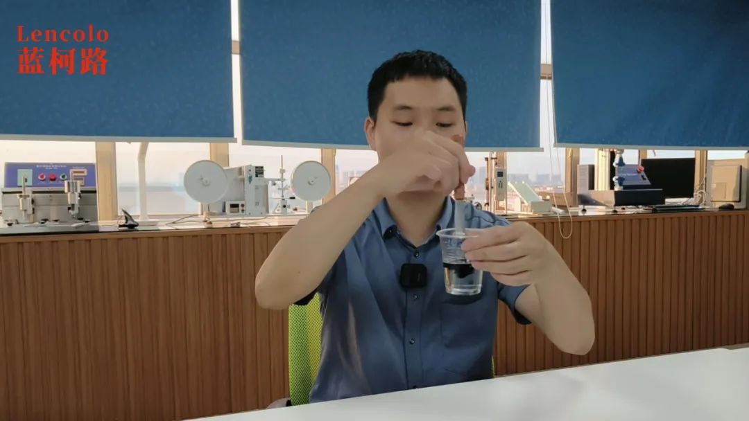 加色性好，添加一點色精或色漿即可攪拌分散均勻